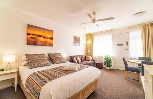 Glenelg Apartment | Glenelg Central Studio | wifi + parking