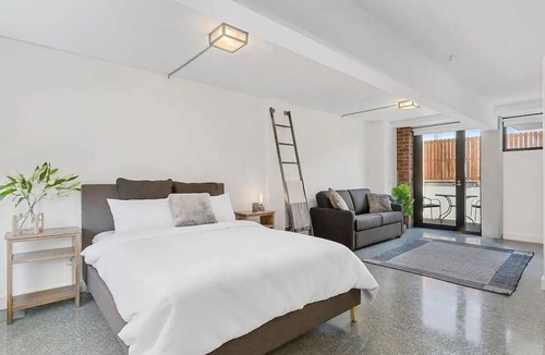Hobart Central Business District Apartment | Stunning Warehouse Pad Moments from the Waterfront