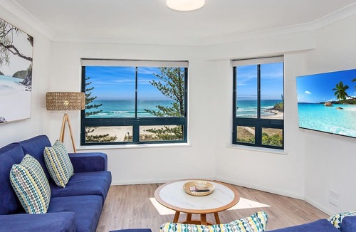 Coolangatta Apartment | Calypso Plaza Resort Unit 462 Resort style complex on the beachfront in the heart of Coolangatta