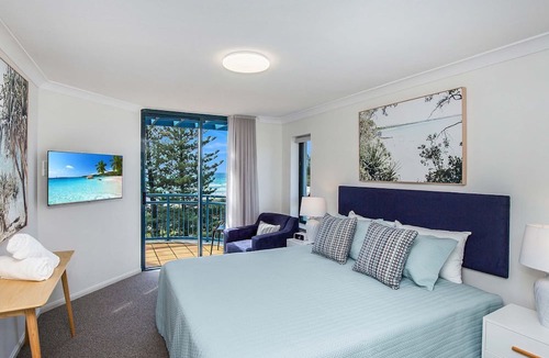 Coolangatta Apartment | Calypso Plaza Resort Unit 462 Resort style complex on the beachfront in the heart of Coolangatta