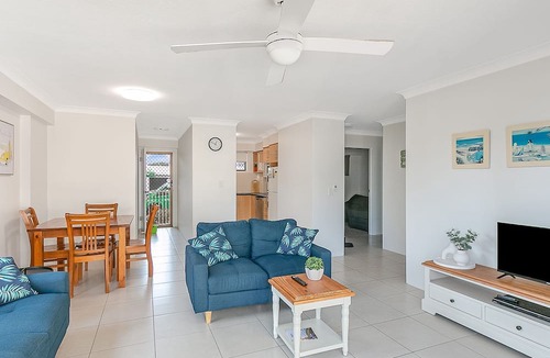 Coolangatta Apartment | Cobden Court Unit 6 Walking distance to Rainbow Bay and Snapper Rocks beaches with Wi-Fi Inc.