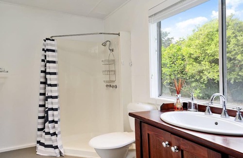 Culburra Beach House | Gone Fishing! - ideal for larger families and groups with pets