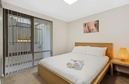 Rockingham Apartment | Quiet Rockingham Apt | Office Ready + Central - Yaran Suites 2 Bedroom 1 Bathroom Parkview Apartment - Ground Floor