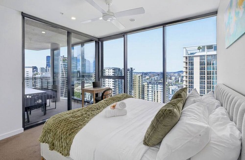 South Brisbane Apartment | 31F Premium 3BR Skyline River Views Brisbane One