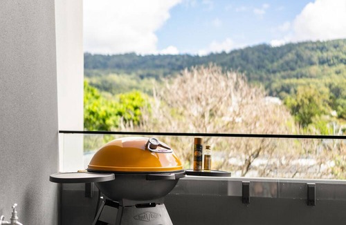 Thirroul Apartment | ⭐️5-Star Luxury 2BR Getaway Scenic Terrace & Views Walk to Train & Beach