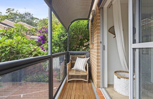 Avoca Beach Apartment | Bright Coastal Townhouse with BBQ & Courtyard
