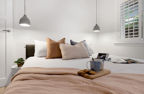 Bondi Beach Apartment | Chic Bondi Retreat – 10 Min Walk to Beach, modern coastal style