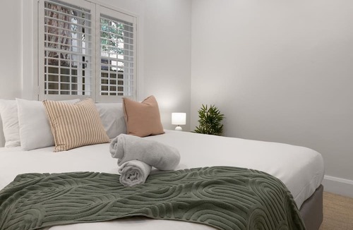 Bondi Beach Apartment | Chic Bondi Retreat – 10 Min Walk to Beach, modern coastal style