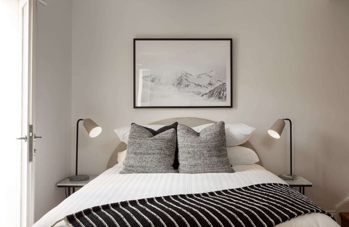 Lewisham Apartment | Stunning Studio with Alfresco Terrace near Trains
