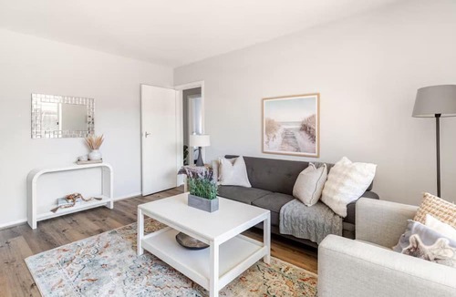 Williamstown Apartment | Stylish Coastal Retreat | Walk to Beach & Cafés | FamilyFriendly + Free Parking