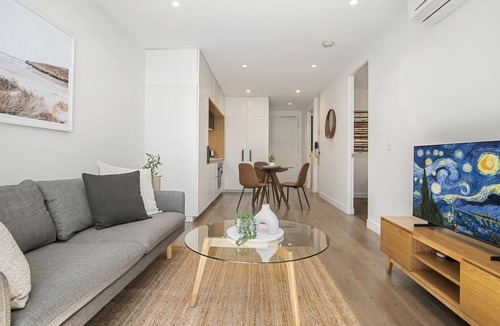 Docklands Apartment | 1BR Apartment Near CBD with Pool