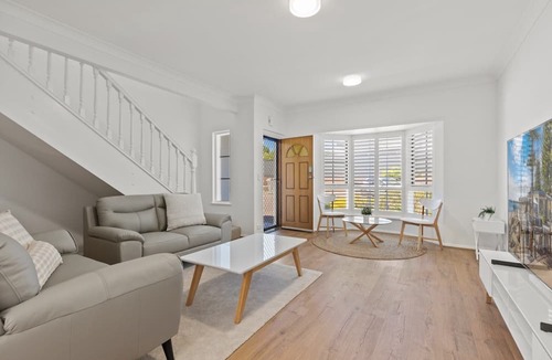 Glenelg South Apartment | Elegant 3-Bed Home from Sunny Glenelg Beach