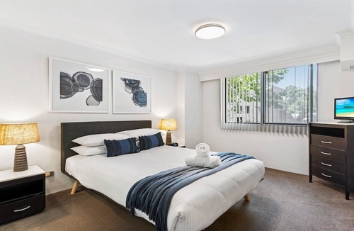 Pyrmont Apartment | Poolside 2-Bed Haven, Walk to City Centre