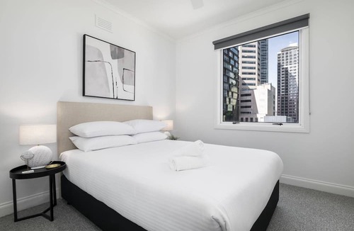 Melbourne Central Business District Apartment | Spacious 3-Bed Apartment in Melbourne CBD
