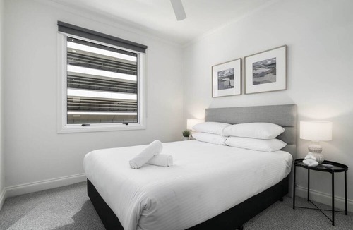 Melbourne Central Business District Apartment | Spacious 3-Bed Apartment in Melbourne CBD
