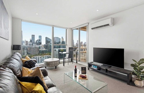 Docklands Apartment | Docklands City Views | Near CBD & MCG with Pool & Gym