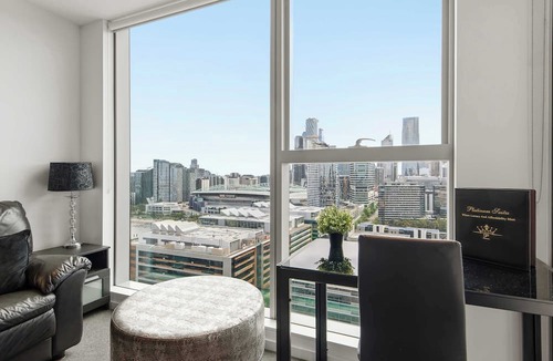 Docklands Apartment | Docklands City Views | Near CBD & MCG with Pool & Gym