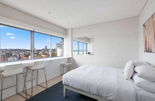 Elizabeth Bay Apartment | Studio in Elizabeth Bay with Pool & City Views