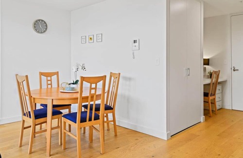 Flemington Apartment | Cosy 1-Bed with Private Balcony By Showgrounds