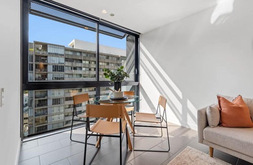 South Melbourne Apartment | Chic City Escape with Pool, Gym & Parking