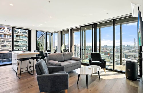 Docklands Apartment | Bright 2-Bed Retreat with Pool, Gym & Sauna Access
