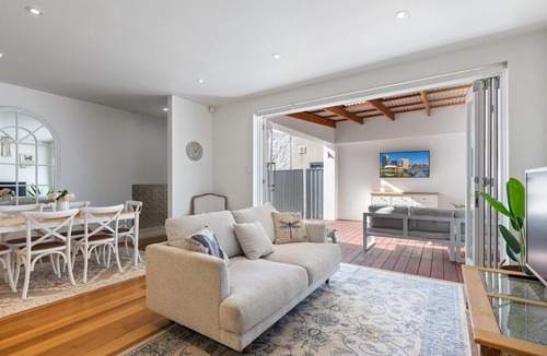 North Adelaide Apartment | Bluestone Symmetrical Cottage with Outdoor Area