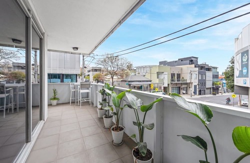 South Yarra Apartment | Sleek South Yarra 2-Bed with Alfresco Dining