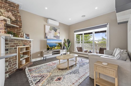Golden Point Apartment | Lovely 3-Bed with Alfresco Dining in Prime Suburb