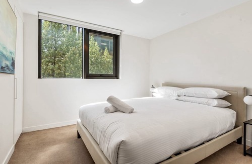 Melbourne Apartment | Light Filled Apartment by Albert Park Lake