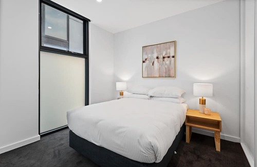 Heidelberg Apartment | Modern Apartment on Burgundy Precinct & Parklands