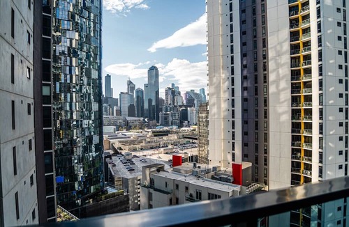 Southbank Apartment | Stylish Southbank 1-bedroom with pool and Gym