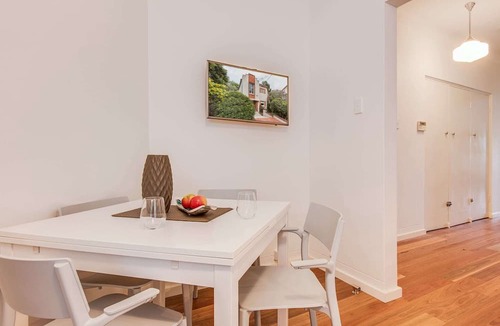 Neutral Bay Apartment | Art Deco 2-Bed Close to City and Harbour