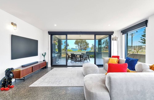Umina Beach Apartment | Umina Beach-Front Luxury - Air-Con - Alfresco Dining + BBQ - Wi-Fi