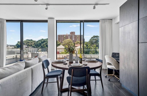 Surry Hills Apartment | Luxury Apartment with Big East Facing Balcony 3 min walk to Central Station