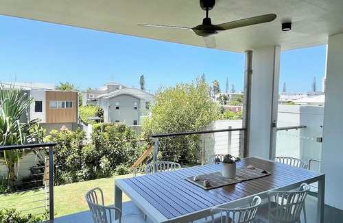 Alexandra Headland Apartment | Pet-friendly Coastal Escape, Sleeps 8, 4min walk to the beach with a Sauna!