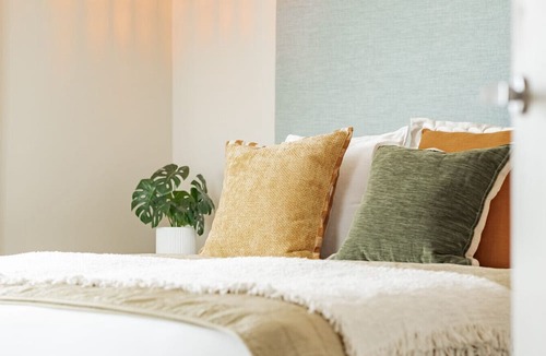 Cairns North Apartment | Azureside Apartment Retreat – 5th Floor Stay Near Cairns Esplanade with Pool