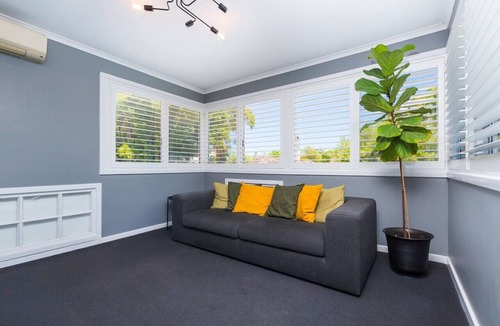 West Perth Apartment | Fusion of 20th century charm & modern convenience!