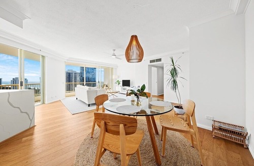 Main Beach Apartment | Main Beach Escape Pool, Spa, Sauna +Gym +Tennis