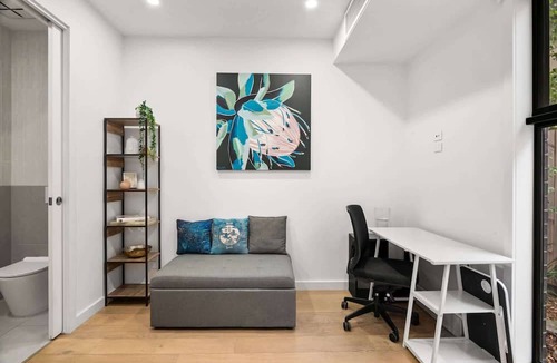 Carnegie Apartment | Chic Home with BBQ & Outdoor Dining