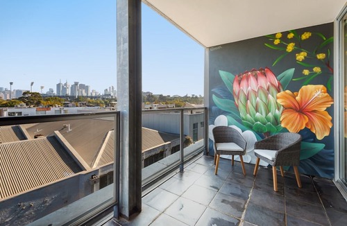 Richmond Apartment | Modern 1-Bed, City Skyline Views & Close to Shops