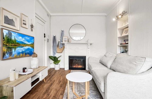 St Kilda West Apartment | Charming 1-Bed with Fireplace by the Beach