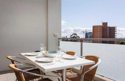 Fremantle Apartment | “Enjoy Fremantle from this spacious 3BR apartment with port views, communal pool & free parking — walk to Rottnest Ferry & Markets.”