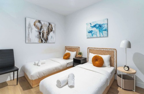 Carlton South Apartment | Swanston Central 3B Lv53 CBD in Free Tram Zone
