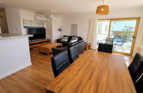 Scarborough Apartment | Sandcastles Beachfront ☆ Luxury Retreat Apartment