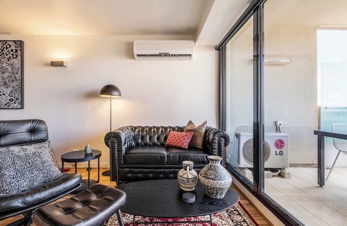 Hawthorn Condo | Hawthorn retreat with balcony near Swinburne uni