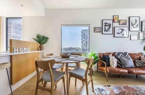 Docklands Apartment | Bohemian marina-view NewQuay promenade apartment