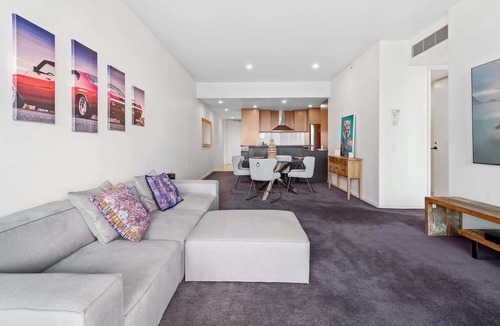 Port Melbourne Apartment | 2-Bed, 500m From The Beach with Pool, Gym & Sauna