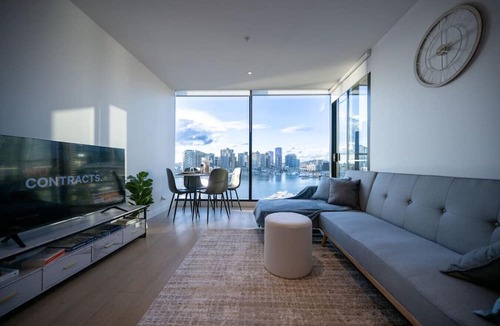 Docklands Apartment | Vibrant Waterfront Docklands Living