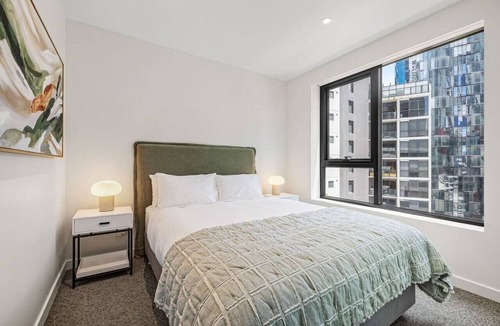 Southbank Apartment | Sleek and Chic Stature Southbank