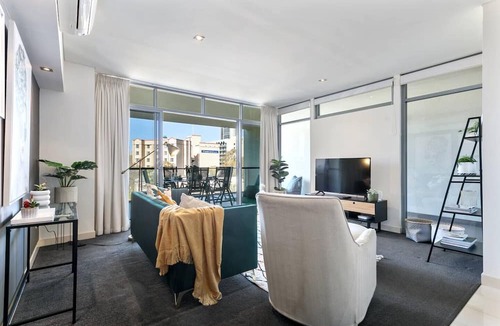 East Perth Apartment | Luxe Chic 3bd Apt City Skyline views
